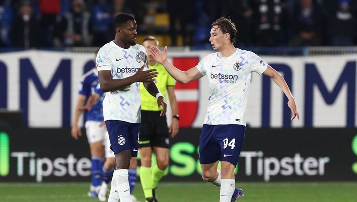 COMO, ITALY - APRIL 12: Marcus Thuram of FC Internazionale celebrates with his team-mate Francesco Pio Esposito after scoring their team's first goal during the Serie A match between Como 1907 and FC Internazionale at Giuseppe Sinigaglia Stadium on April 12, 2026 in Como, Italy. (Photo by Marco Luzzani/Getty Images) Como Inter