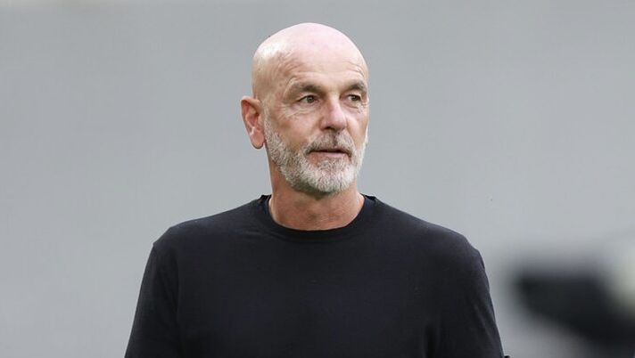FLORENCE, ITALY - NOVEMBER 2: Head coach Stefano Pioli manager of ACF Fiorentina looks on during the Serie A match between ACF Fiorentina and US Lecce at Artemio Franchi on November 2, 2025 in Florence, Italy. (Photo by Gabriele Maltinti/Getty Images) Fiorentina contestata e in silenzio stampa: Pioli a rischio esonero e non pensa alle dimissioni - immagine 1