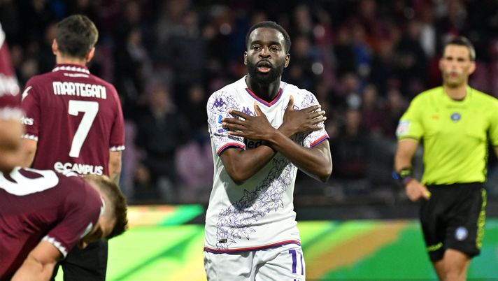 SALERNO, ITALY - APRIL 21: Jonathan Ikone of ACF Fiorentina celebrates after scoring his side's second goal during the Serie A TIM match between US Salernitana and ACF Fiorentina TIM at Stadio Arechi on April 21, 2024 in Salerno, Italy. (Photo by Francesco Pecoraro/Getty Images) Ikoné, ecco chi si è fatto avanti per ora. I dettagli dell’offerta qatariota - immagine 1