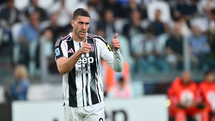 TURIN, ITALY - SEPTEMBER 13: Dusan Vlahovic of Juventus gestures during the Serie A match between Juventus FC and FC Internazionale at Allianz Stadium on September 13, 2025 in Turin, Italy. (Photo by Juventus FC/Juventus FC via Getty Images) Juventus, le richieste di Vlahovic per il rinnovo tra interrogativi e valutazioni - immagine 1