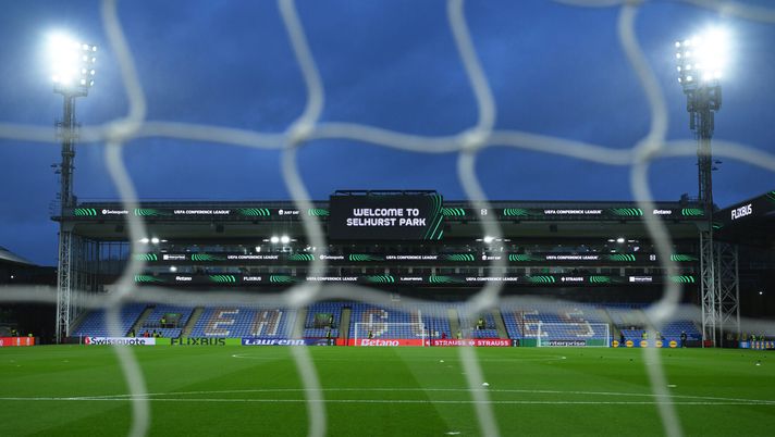 LONDON, ENGLAND - MARCH 12: A general view inside the stadium is seen prior to the UEFA Conference League 2025/26 round of 16 first leg match between Crystal Palace FC and AEK Larnaca FC at Selhurst Park on March 12, 2026 in London, England. (Photo by Alex Broadway/Getty Images) Selhurst Park sarà una bolgia. In arrivo quasi duemila tifosi viola - immagine 1