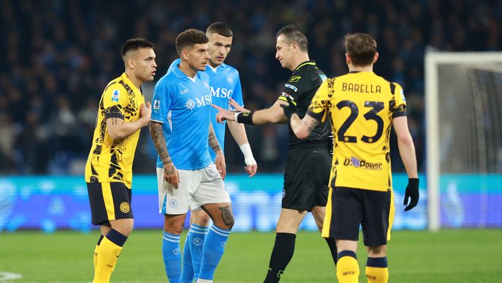 NAPLES, ITALY - MARCH 01: Giovanni Di Lorenzo of Napoli and Lautaro Martinez speak with the referee Daniele Doveri of Inter during the Serie A match between Napoli and FC Internazionale at Stadio Diego Armando Maradona on March 01, 2025 in Naples, Italy. (Photo by Francesco Pecoraro/Getty Images) Inter-Napoli, sarà Doveri il direttore di gara: la reazione del club azzurro – Rep - immagine 1
