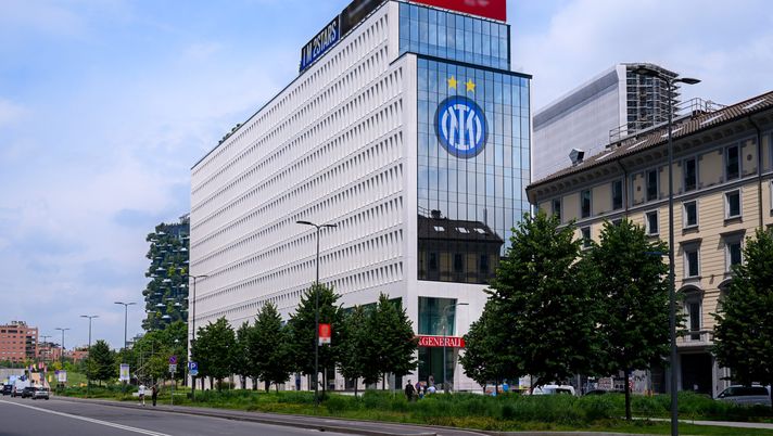 MILAN, ITALY - MAY 24: FC Internazionale New Logo Is Displayed At Club's Headquarters on May 24, 2024 in Milan, Italy. (Photo by Mattia Pistoia - Inter/Inter via Getty Images) Sky – Inter, sarà mercato in pari, se possibile in positivo. Uno il diktat trainante - immagine 1