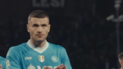 Il Napoli sotto la curva dei tifosi azzurri dopo la sconfitta: “Testa alla prossima”