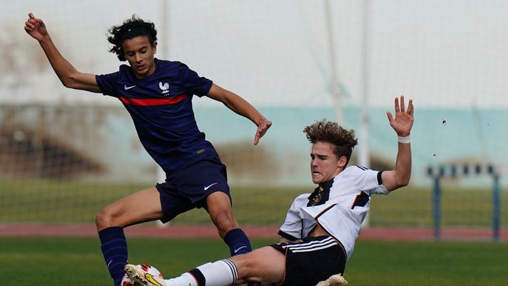 VILA REAL DE SANTO ANTONIO, PORTUGAL - FEBRUARY 08: Ben Weber of Germany with Ayyoub Bouaddi of France in action during the International Friendly match between U16 France and U16 Germany at Estadio Municipal de VRSA on February 8, 2023 in Vila Real de Santo Antonio, Portugal. (Photo by Gualter Fatia/Getty Images for DBF) Non solo Yamal e Moukoko: chi è Bouaddi, il più giovane a esordire in Europa - immagine 1