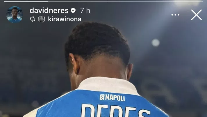 FOTO Neres, il brasiliano indossa una particolare giacca tema Napoli: l’avete vista? - immagine 1