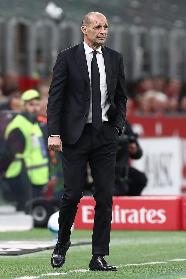 MILAN, ITALY - OCTOBER 24: AC Milan coach Massimiliano Allegri looks on during the Serie A match between AC Milan and Pisa SC at Giuseppe Meazza Stadium on October 24, 2025 in Milan, Italy. (Photo by Marco Luzzani/Getty Images)  atalanta-milan-juric-allegri-precedenti-statistiche-curiosita-dati-opta-lookman-leao