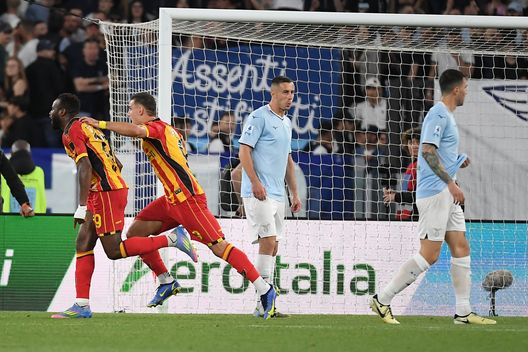 Lassana Coulibaly del Lecce esulta dopo il gol del vantaggio durante la partita di Serie A. (Foto di Marco Rosi - SS Lazio/Getty Images) Ali tarpate, la Lazio fuori dall’Europa: non succedeva da 10 stagioni- immagine 2
