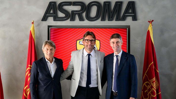 ROME, ITALY - JULY 3: AS Roma New U20 Coach Federico Guidi (C) pose with Alberto De Rossi (L) and AS Roma Sporting Director Frederic Massara on July 3, 2025 in Rome, Italy. (Photo by Fabio Rossi/AS Roma via Getty Images) Guidi: “Offerte dalla C, ma la Roma è speciale. Tornare qui è emozionante” - immagine 1