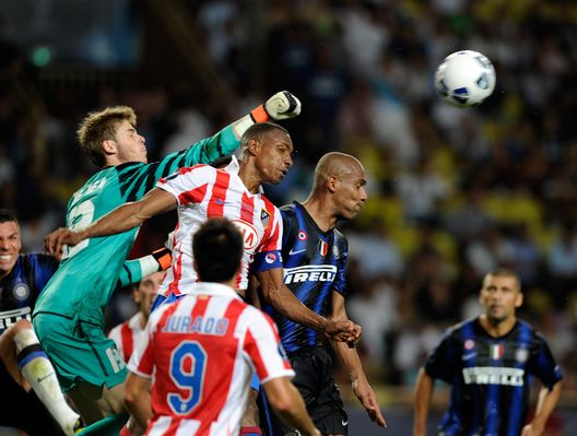 MONACO - AUGUST 27: David de Gea and Luis Perea of Atletico Madrid in action against Maicon of Inter Milan during the UEFA Super Cup between Inter and Atletico Madrid at Louis II Stadium on August 27, 2010 in Monaco, Monaco. (Photo by Claudio Villa/Getty Images) david de gea