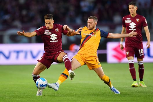 TURIN, ITALY - MAY 20: Samuele Ricci of Torino FC battles for possession with Jordan Veretout of AS Roma during the Serie A match between Torino FC and AS Roma at Stadio Olimpico di Torino on May 20, 2022 in Turin, Italy. (Photo by Valerio Pennicino/Getty Images)
