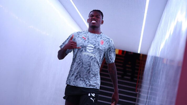 MILAN, ITALY - AUGUST 17: Rafael Leao of AC Milan looks on prior to the Coppa Italia match between AC Milan and SSC Bari at Stadio San Siro on August 17, 2025 in Milan, Italy. (Photo by Giuseppe Cottini/AC Milan via Getty Images) Landucci, vice Allegri: “Leao, non volevamo rischiare: come sta! Così vedo Loftus, Modric e Gimenez” - immagine 1