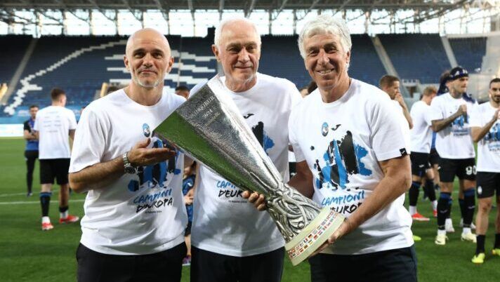 BERGAMO, ITALY - MAY 26: (L_R) CEO of Atalanta BC Luca Percassi, Atalanta BC president Antonio Percassi and Atalanta BC coach Gian Piero Gasperini pose for a photograph with the UEFA Europa League trophy after the Serie A TIM match between Atalanta BC and Torino FC at Gewiss Stadium on May 26, 2024 in Bergamo, Italy. (Photo by Marco Luzzani/Getty Images) L’Atalanta perde un talento: un giovanissimo passa al Borussia Dortmund - immagine 1