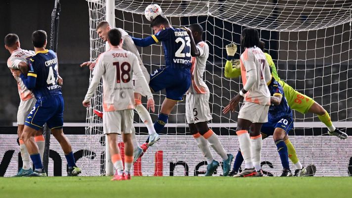 VERONA, ITALY - NOVEMBER 03: Giangiacomo Magnani of Hellas Verona scores his team second goal during the Serie A match between Verona and AS Roma at Stadio Marcantonio Bentegodi on November 03, 2024 in Verona, Italy. (Photo by Alessandro Sabattini/Getty Images) Verona-Roma, espulso Salzarulo: proteste per la gomitata a Ndicka sul gol del 2-1 - immagine 1