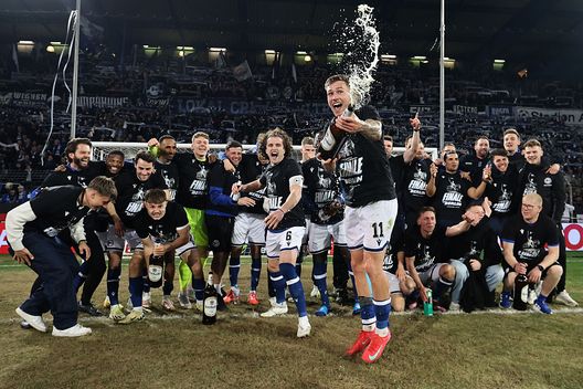 BIELEFELD, GERMANIA: Joel Grodowski e i compagni dell'Arminia Bielefeld festeggiano dopo aver eliminato i campioni della Bundesliga dalla DFB Pokal. (foto di Christof Koepsel/Getty Images) Arminia Bielefeld-Stoccarda, una squadra di terza categoria finirà in Europa League? Il pronostico di DDD- immagine 2