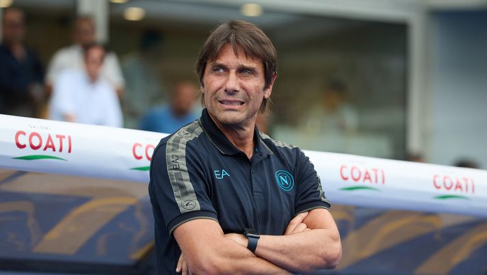 VERONA, ITALY - AUGUST 18: Antonio Conte head coach of Napoli SSC looks on during the Serie A match between Hellas Verona and Napoli at Stadio Marcantonio Bentegodi on August 18, 2024 in Verona, Italy. (Photo by Emmanuele Ciancaglini/Getty Images) Non solo Neres, Conte si aspetta almeno altri tre colpi: i profili - immagine 1