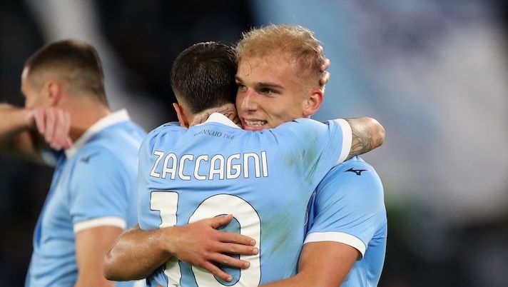 ROME, ITALY - NOVEMBER 03: Gustav Isaksen with his teammates of SS Lazio celebrates after scoring the opening goal during the Serie A match between SS Lazio and Cagliari Calcio at Stadio Olimpico on November 03, 2025 in Rome, Italy. (Photo by Paolo Bruno/Getty Images) Isaksen: “Gol? Mi viene da dire finalmente! Siamo forti, ecco qual è l’obiettivo della Lazio” - immagine 1