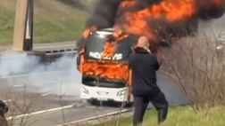 Paura per i tifosi del Man City diretti a Wembley: bus in fiamme sulla M6 – VIDEO