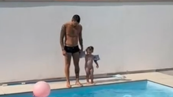 Gaetano si gode le vacanze, tuffo in piscina insieme alla figlioletta