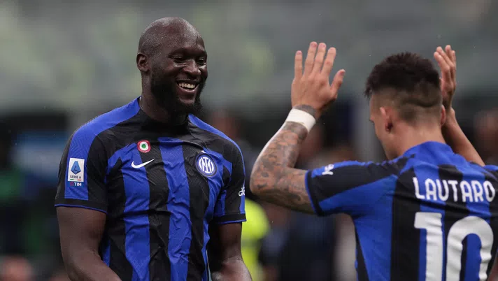 Di nuovo avversari: Lautaro capitano orgoglioso, Lukaku sempre con la valigia. Come finirà? - immagine 1