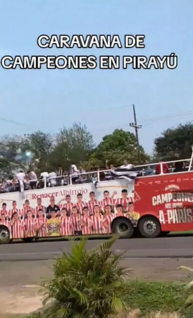 Una squadra ha rischiato di essere fulminata, tragedia sfiorata durante la parata- immagine 2