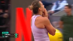 VIDEO / Sabalenka, cosa fai? Perde la racchetta e scoppia a ridere