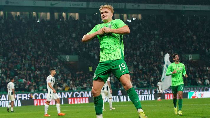 LISBON, PORTUGAL - NOVEMBER 22: Conrad Harder of Sporting CP celebrates after scoring a goal during the Portuguese Cup match between Sporting CP and Amarante FC at Estadio Jose Alvalade on November 22, 2024 in Lisbon, Portugal. (Photo by Gualter Fatia/Getty Images) dall-idolo-cristian-ronaldo-alle-realtà-hojlund-e-haaland-chi-è-harder-soprannonimanto-la-mosca-gol-horny-curiosità-milan