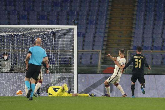 Roma, Italia - 15 aprile 2021: Edin Dzeko della Roma segna contro l'Ajax nella gara d'andata dei quarti di finale di Europa League. A causa della pandemia di Coronavirus, le partite in Europa sono state giocate a porte chiuse. (Foto di Paolo Bruno/Getty Images) Panathinaikos-Roma, i migliori marcatori dei due club nella storia dell’Europa League- immagine 2