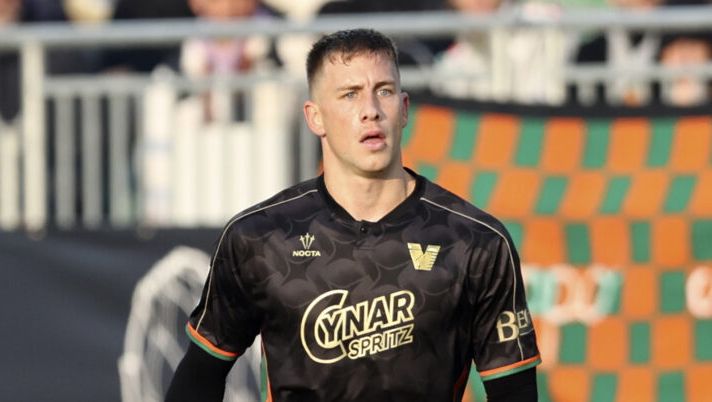 VENICE, ITALY - NOVEMBER 09: Micheal Svoboda of Venezia in action during the Serie A match between Venezia and Parma at Stadio Pier Luigi Penzo on November 09, 2024 in Venice, Italy. (Photo by Maurizio Lagana/Getty Images) Venezia, Di Francesco perde il suo giocatore più utilizzato: il punto sull’infortunio di Svoboda - immagine 1