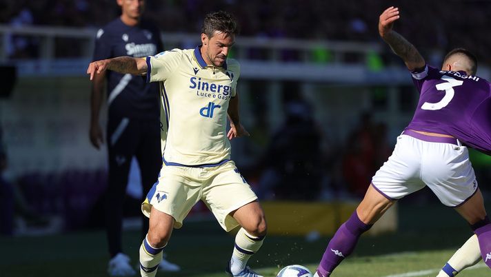 FLORENCE, ITALY - SEPTEMBER 18: Simone Verdi of Hellas Verona in action during the Serie A match between ACF Fiorentina and Hellas Verona at Stadio Artemio Franchi on September 18, 2022 in Florence, Italy. (Photo by Gabriele Maltinti/Getty Images) Si rivede Verdi, ma è un fine settimana con poche gioie per i prestiti Toro- immagine 2