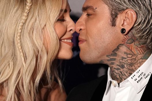 Ferragnez, la verità raccontata da Parpiglia in un libro: “Fedez attacca Sala ma poi non…” Ferragnez, la verità raccontata da Parpiglia in un libro: “Fedez attacca Sala ma poi non…” - immagine 1