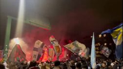 125 LAZIO | Fumogeni e primi cori: si scalda piazza della Libertà – VIDEO