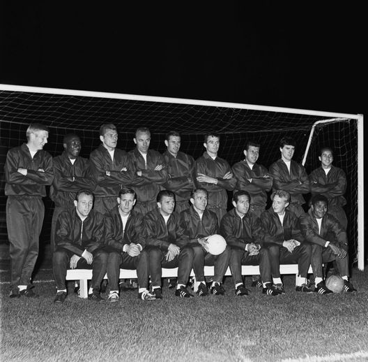 Squadra Resto del Mondo in occasione di un'amichevole contro l'Inghilterra nel 1963: in piedi Pluskal, Djalma Santos, Schnellinger, Popluhar, Yashin, Soskic, Masopust, Baxter, Eyzaguirre; seduti Seeler, Kopa, Puskas, Di Stefano, Gento, Law, Eusebio. (Foto di Evening Standard/Hulton Archive/Getty Images) Reims, che tracollo! Dal dominio negli anni ’50 al rischio retrocessione- immagine 2