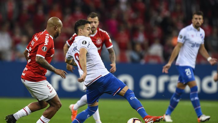 PORTO ALEGRE, BRAZIL - JULY 31: Patrick #5 of Internacional struggles for the ball with Gabriel Neves #8 of Nacional URU during a match between Internacional and Nacional URU as part of Copa CONMEBOL Libertadores 2019 at Beira-Rio Stadium on July 31, 2019 in Porto Alegre, Brazil. (Photo by Pedro Vilela/Getty Images) Calciomercato Torino, caccia al regista: proposto Neves del Nacional Montevideo - immagine 1