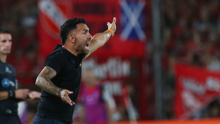 AVELLANEDA, ARGENTINA - MARCH 9: Carlos Tevez, coach of Independiente gives directions to his players during a Copa de la Liga Profesional 2024 Group A match between Independiente and River Plate at Estadio Libertadores de America on March 9, 2024 in Avellaneda, Argentina. (Photo by Daniel Jayo/Getty Images) Argentina, Tevez può ripartire dal Talleres: è lui il candidato principale per la panchina - immagine 1