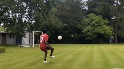 VIDEO – Abraham palleggia in freestyle: la sfida col fratello Timmy