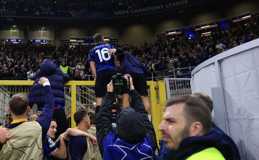 La festa di Frattesi dopo il 4-3 in Inter-Barcellona. (Foto di Carl Recine/Getty Images) Inter, che spettacolo! Una notte da film nel segno di un gruppo straordinario- immagine 3