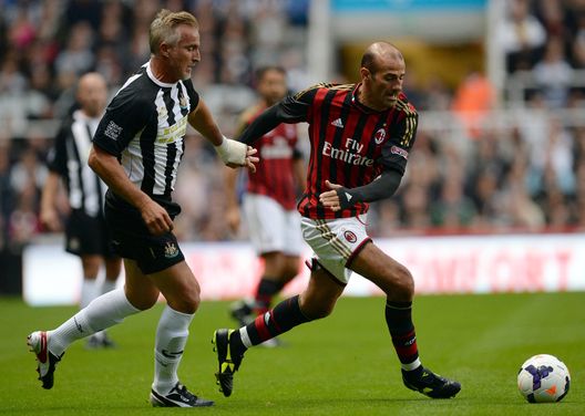 NEWCASTLE, INGHILTERRA - 11 SETTEMBRE: David Ginola (a sinistra) del Newcastle United contende la palla con Gluseppe Pancaro (a destra) dell'AC Milan Glorie durante la partita di testimonial di Steve Harper tra Newcastle United e AC Milan Glorie a St James' Park l'11 settembre 2013 a Newcastle upon Tyne, Inghilterra. (Foto di Nigel Roddis/Getty Images) Milan, senti Pancaro: “I rossoneri possono lottare per vincere lo scudetto”- immagine 2