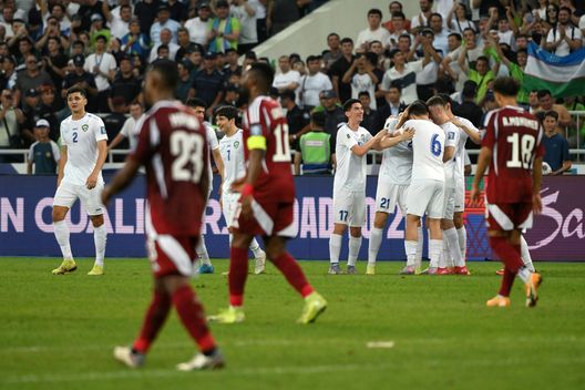TASHKENT, UZBEKISTAN - 10 GIUGNO: Igor Sergeev dell'Uzbekistan (oscurato) festeggia il terzo gol della sua squadra durante la partita di qualificazione alla Coppa del Mondo FIFA tra Uzbekistan e Qatar al Milliy Stadioni il 10 giugno 2025 a Tashkent, Uzbekistan. (Foto di Anvar Ilyasov/Getty Images) Uzbekistan, prima storica qualificazione ad un Mondiale: ecco il premio ai calciatori- immagine 3