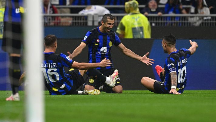 MILAN, ITALY - SEPTEMBER 16: Henrikh Mkhitaryan of FC Internazionale celebrates with teammates after scoring their team's third goal during the Serie A TIM match between FC Internazionale and AC Milan at Stadio Giuseppe Meazza on September 16, 2023 in Milan, Italy. (Photo by Mattia Ozbot - Inter/Inter via Getty Images) Derby milanese, cinque indizi cosa fanno? - immagine 1