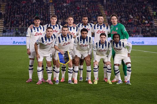 CREMONA, ITALY - OCTOBER 25: Atalanta lineup during the Serie A match between US Cremonese and Atalanta BC at Stadio Giovanni Zini on October 25, 2025 in Cremona, Italy. (Photo by Emmanuele Ciancaglini/Getty Images)  atalanta-milan-juric-allegri-precedenti-statistiche-curiosita-dati-opta-lookman-leao