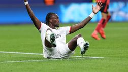 Milan, trauma alla spalla per Abraham: l’inglese esce in lacrime. Escluse lesioni