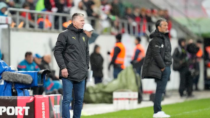 ST GALLEN, SWITZERLAND - SEPTEMBER 27: Head Coach Jaroslav Silhavy of Czech Republic and Head Coach Murat Yakin of Switzerland looks onduring the UEFA Nations League League A Group 2 match between Switzerland and Czech Republic at Kybunpark on September 27, 2022 in St Gallen, Switzerland. (Photo by Carsten Harz/Getty Images) Repubblica Ceca, gioia e caos: si dimette il ct. Allontanati tre calciatori - immagine 1