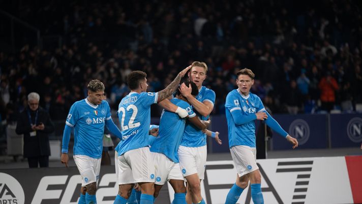 NAPLES, ITALY - DECEMBER 07: Rasmus Hojlund celebrates the 1 - 0 goal during the Serie A match between SSC Napoli and Juventus FC at Stadio Diego Armando Maradona on December 07, 2025 in Naples, Italy. (Photo by SSC NAPOLI/SSC NAPOLI via Getty Images) L’Angolo Bet vi fa passare alla cassa: azzeccati gli esiti di Napoli-Juventus - immagine 1