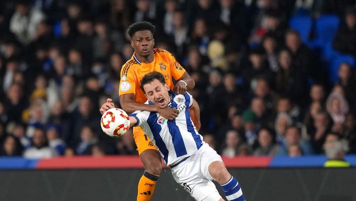 SAN SEBASTIAN, SPAIN - FEBRUARY 26: Aurelien Tchouameni of Real Madrid clashes with Mikel Oyarzabal of Real Sociedad during the Copa del Rey Semi Final match between Real Sociedad and Real Madrid at Reale Arena on February 26, 2025 in San Sebastian, Spain. (Photo by Juan Manuel Serrano Arce/Getty Images) Real Sociedad Real Madrid dove vedere