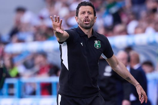SASSUOLO, ITALY - MAY 03: Fabio Grosso, Head Coach of US Sassuolo reacts during the Serie A match between US Sassuolo Calcio and AC Milan at Mapei Stadium Citta del Tricolore on May 03, 2026 in Sassuolo, Italy. (Photo by Emmanuele Ciancaglini/Getty Images) Grosso