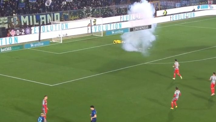 Cremonese-Inter, Audero colpito da un petardo lanciato dai tifosi nerazzurri! – VIDEO - immagine 1