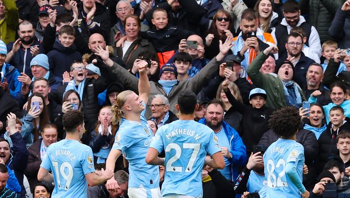 MANCHESTER, ENGLAND - APRIL 13: Erling Haaland of Manchester City celebrates scoring his team's third goal during the Premier League match between Manchester City and Luton Town at Etihad Stadium on April 13, 2024 in Manchester, England. (Photo by Matt McNulty/Getty Images) (Photo by Matt McNulty/Getty Images) Tottenham-Manchester City è la sfida che risolverà la Premier League - immagine 1