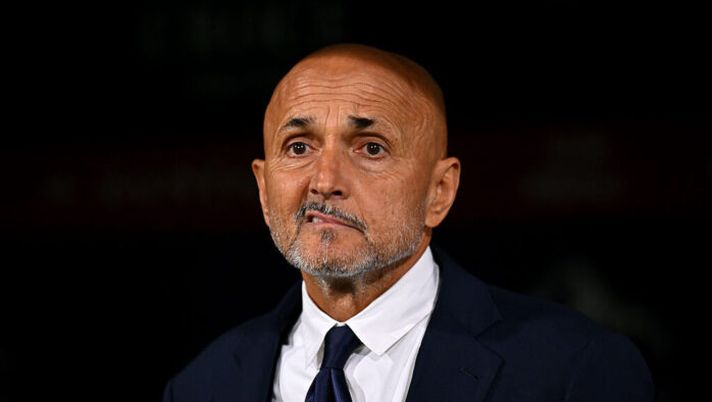 BOLOGNA, ITALY - DECEMBER 14: Luciano Spalletti, Head Coach of Juventus, looks on prior to the Serie A match between Bologna FC 1909 and Juventus FC at Renato Dall'Ara Stadium on December 14, 2025 in Bologna, Italy. (Photo by Alessandro Sabattini/Getty Images) Spalletti: “Openda è differente, come lo vedo! McKennie moderno, ho rotto le scatole a Cabal per…” - immagine 1
