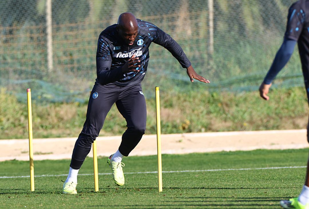 Pronti via, 24 ore all’attesissima sfida di Champions League tra Napoli e Chelsea. Conte guida l’allenamento cercando di trasferire la stessa grinta trasmessa in conferenza.